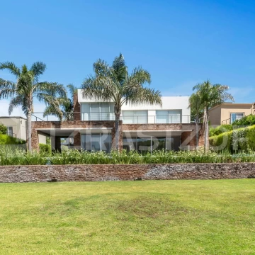 Casa en venta/alquiler en Santa Bárbara de 4/5 dormitorios en suite con costa a la laguna