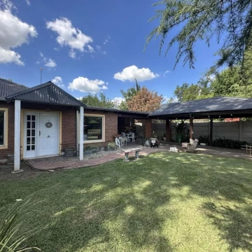 VENTA CASA DOS DORMITORIOS MAS COMODIN Y PILETA, ROLDAN