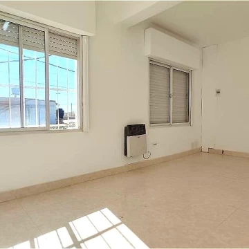 Oficina/Departamento, excelente ubicación, Centenario.