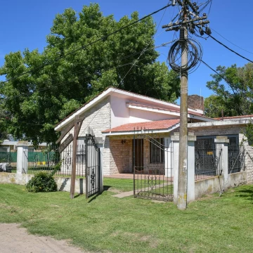 Casa en Venta sobre Colectora 2 dormitorios pileta y 1033m2 de terreno
