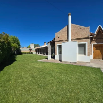 VENTA CASA GERENCIAL 6 AMBIENTES CON PILETA Y COCHERAS.