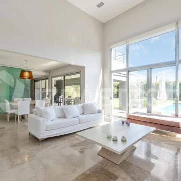 Casa en La Lomada sobre lote central – 3 cuartos en suite  Diseño moderno