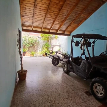 Venta de Linda Casa Multifamiliar con Local: ¡Perfecta para Negocio y Vivienda!