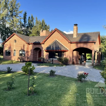 Casa en Venta en Campos de Roca I – 6 Ambientes, Quincho, Parque y Cancha de Fútbol