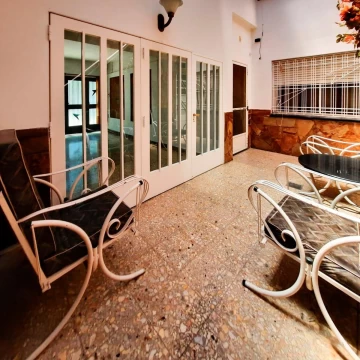VENTA - Casa de 3 dormitorios con cochera, quincho y parrillero. Ludueña, Rosario.