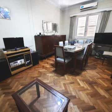 VENTA/PERMUTA. Departamento de 2 dormitorios, cuarto comodín y patio seco.