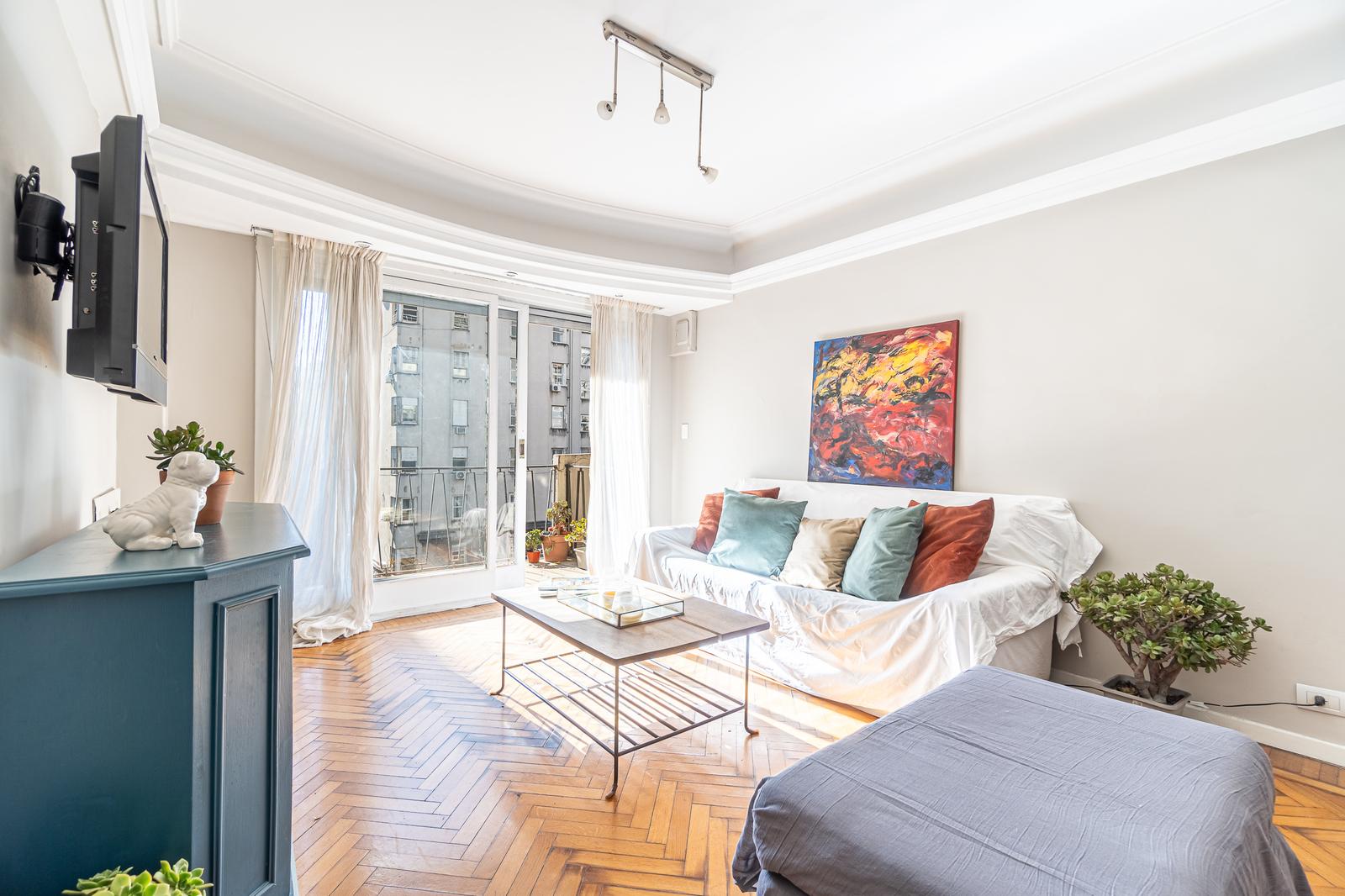 Living con salida al balcon del frente