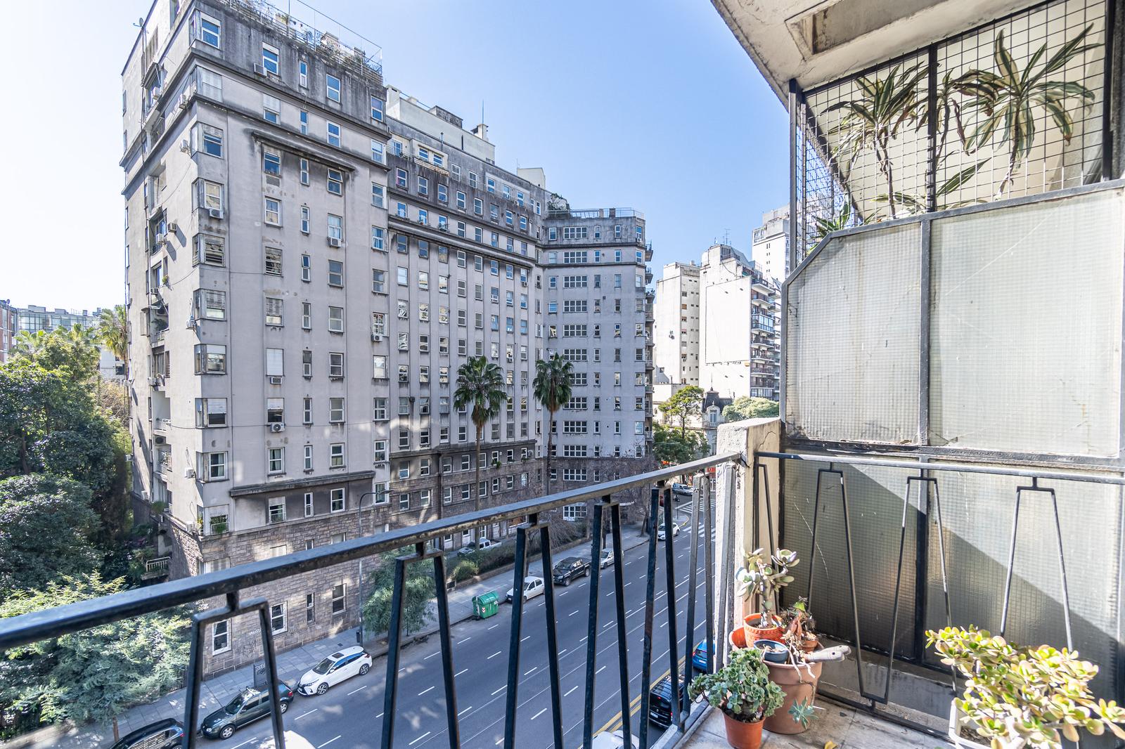 Balcon Frente con vista a Av. las heras