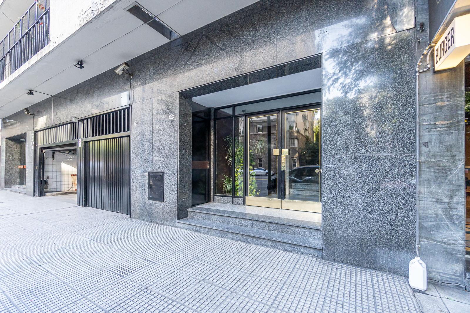 Fachada de edificio con acceso a cochera