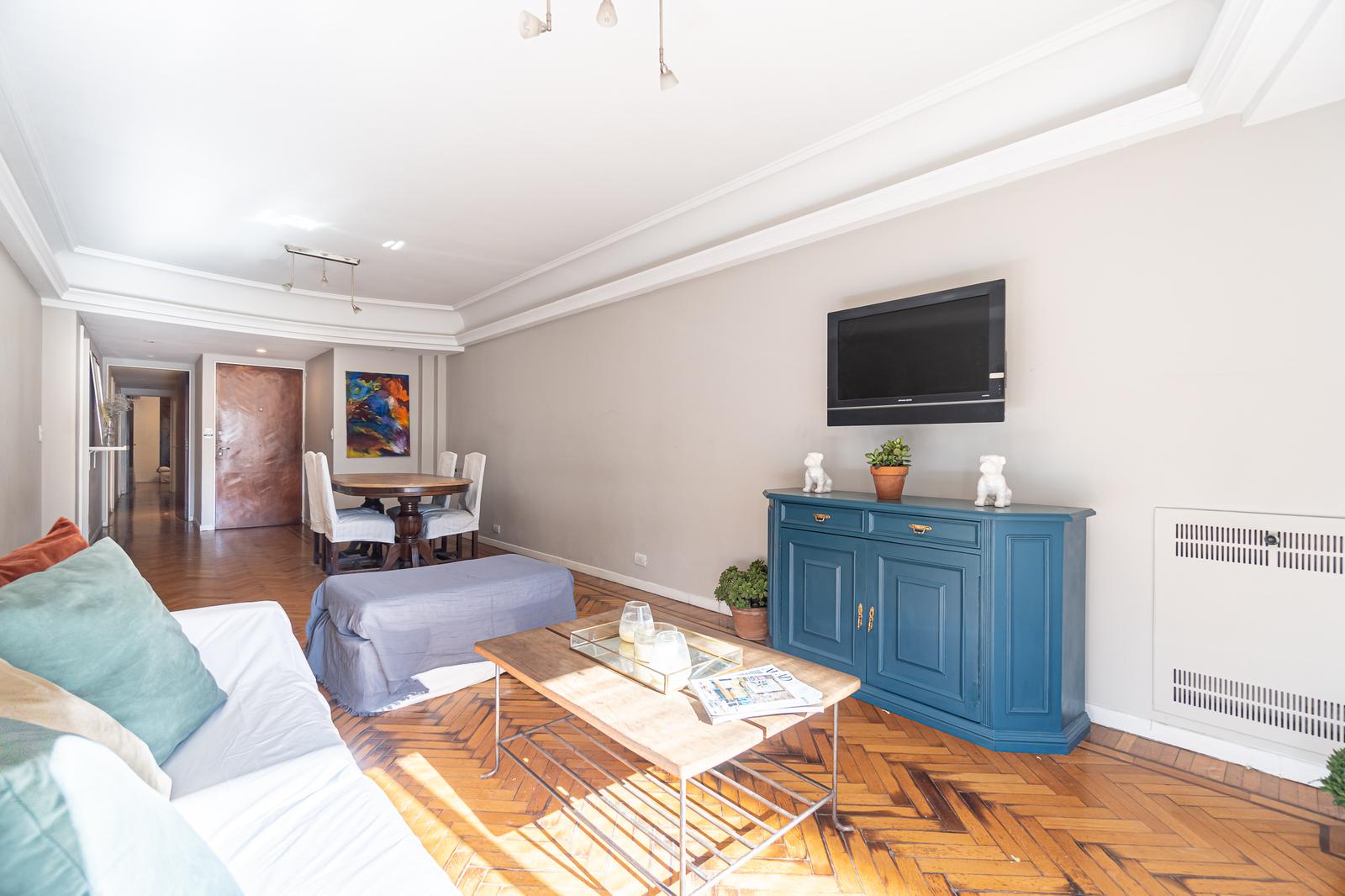 Vista amplia de comedor y living