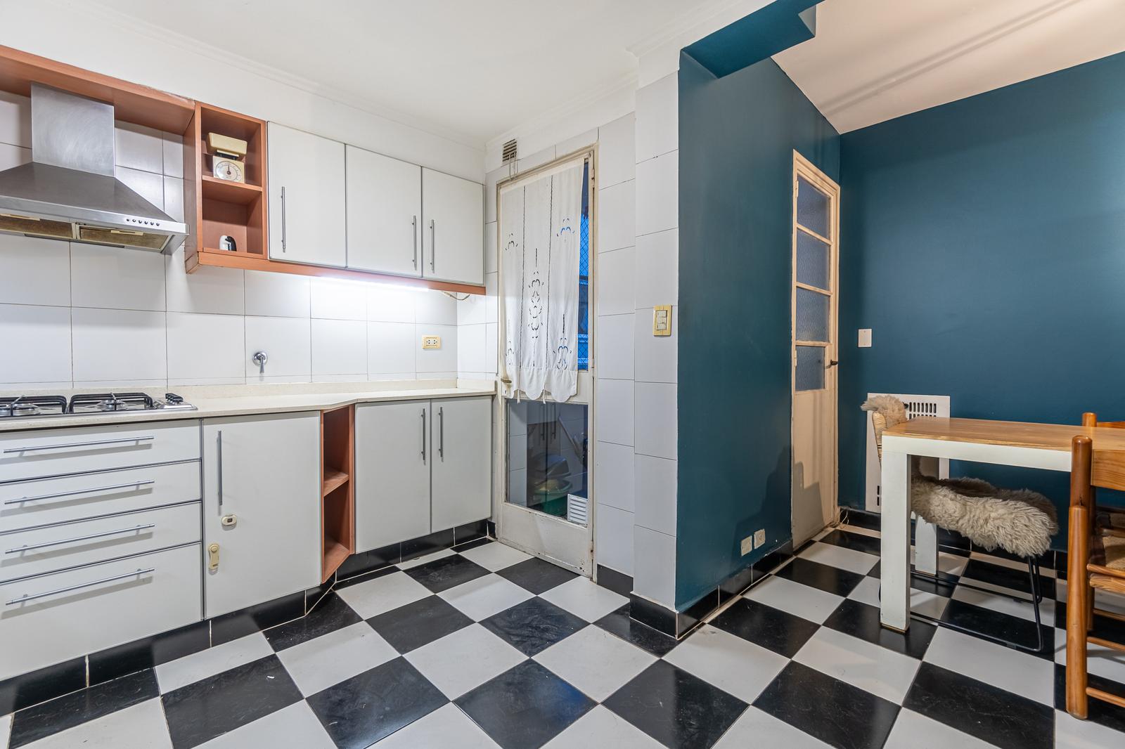 Vista de Cocina, acceso a lavadero y comedor