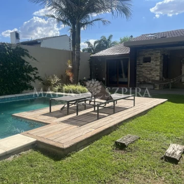 CASA EN VENTA 4 AMBIENTES AMPLIO PARQUE PISCINA