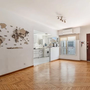 Venta Departamento 2 ambientes con balcón al frente Parque de los Patricios.