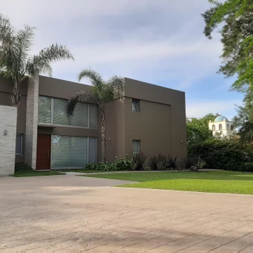 Excelente propiedad sobre el golf en Los Pingüinos