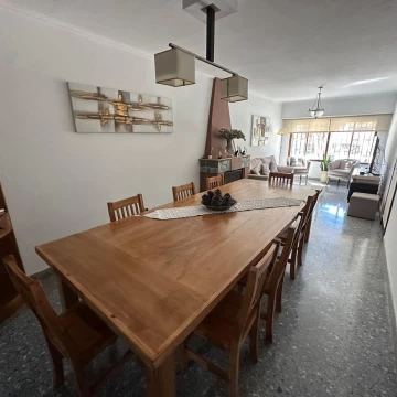 VENDE/PERMUTA bella propiedad ubicada en Pellegrini 658.