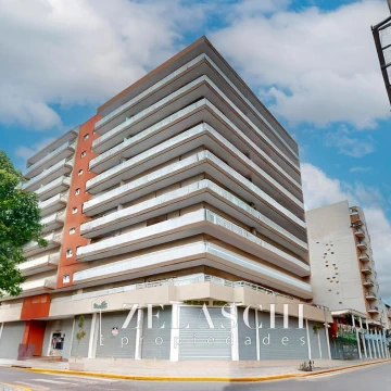 Venta: Departamento 2 ambientes con cochera: La Merced y Tres de Febrero