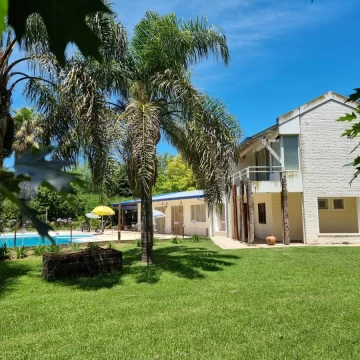 Venta Casa 3 dormitorios con amplio parque - Roldan