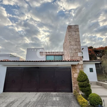 CASA EN VENTA EN FRACCIONAMIENTO BOSQUES DE ANGELÓPOLIS