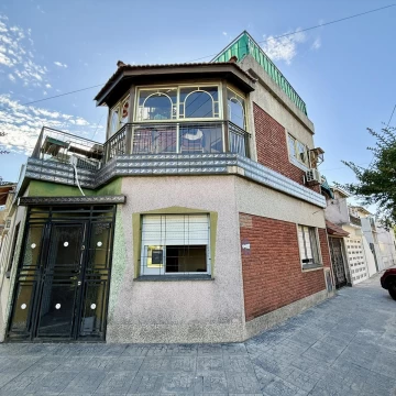 3 amb Ramos Mejia, living cocina 2 baños, cochera, jardin de invierno escritorio terraza permuta