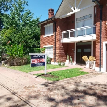 Venta Casa Rosario Fisherton tradicional Pileta Cochera doble. Caldera.  Excelente estado.