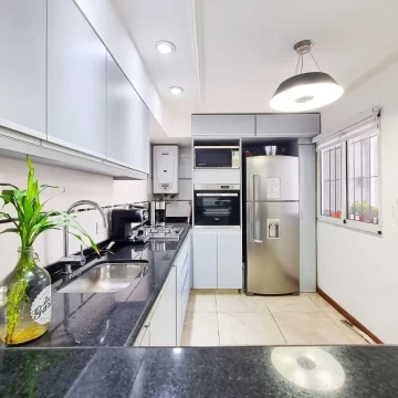 Casa reciclada como nueva a metros del rio.