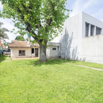 Casa con gran jardín  - A reciclar - Ituzaingó