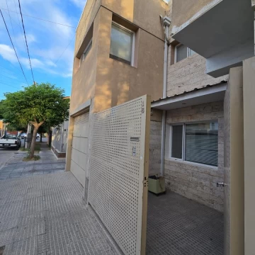 VENTA DUPLEX 5 AMBIENTES, GARAJE DOBLE Y PATIO CON PARRILLA.