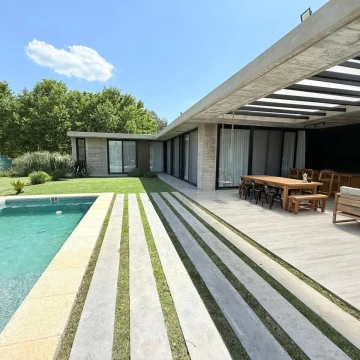 Venta Casa 3 ambientes con pileta, losa radiante, parrilla - Lote 1500m2