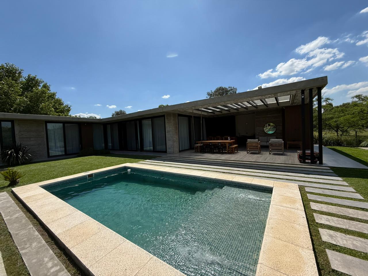 Venta Casa 3 ambientes con pileta, losa radiante, parrilla - Lote 1500m2 - 2