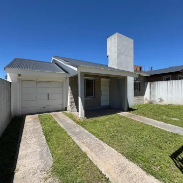 Casa de 2 dormitorios y pileta en calle Diaz Velez