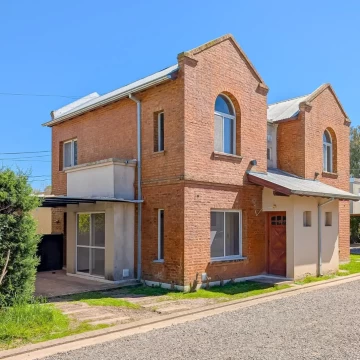 CASA EN VENTA EN BARRIO SEMI CERRADO