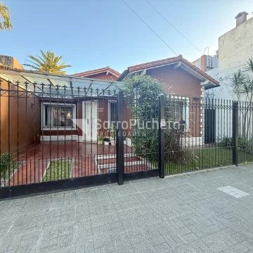 Venta Casa 3 ambientes con cochera y patio en Moron