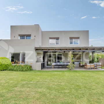 Casa en venta en Las Liebres, 3 dormitorios, playroom, jardin y pileta