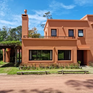 Venta Casa 2 Dormitorios con Parrillero en Barrio Privado Pinares 