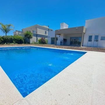 VENTA CASA 4 AMBIENTES A ESTRENAR. BARRIO SAN LUCAS. PILETA. 3 COCHERAS. PARRILLA