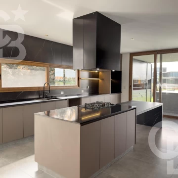 Casa en Venta y Alquiler Ubicada en Barrio Virazon, Nordelta - Vista a La Laguna - 5 Dorm