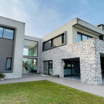 Casa en venta 4 habitaciones y pileta