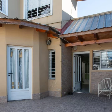Venta casa pasillo unico, barrio Triangulo.