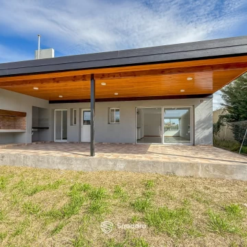 VENTA | PERMUTA - Casa 2 Dormitorios, comodín y galeria  - Tierra de Sueños 2, Roldán.