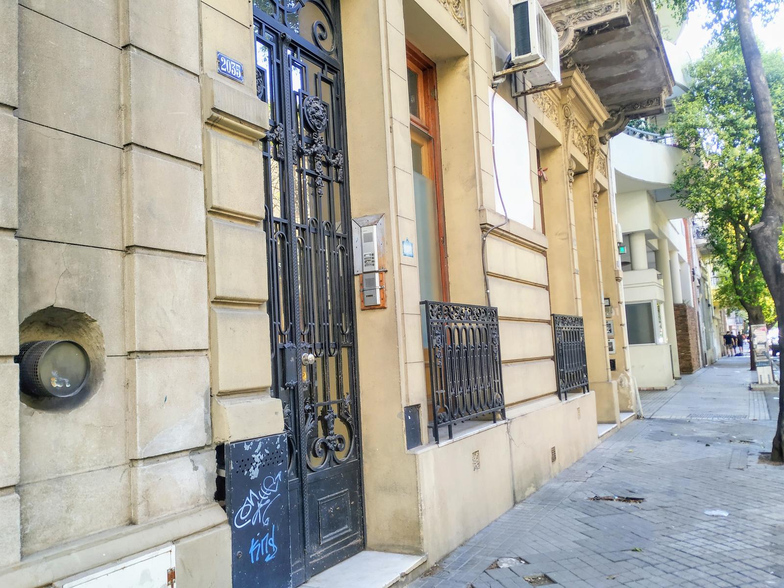 Departamento dúplex de pasillo dos dormitorios en venta