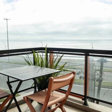 VENTA 2 AMBIENTES CON COCHERA CUBIERTA Y BAULERA FRENTE AL MAR A ESTRENAR