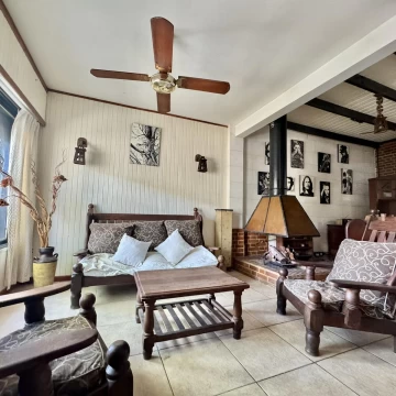 VENTA CASA EN PH AL FRENTE 4 DORMITORIOS - GARAGE Y PARQUE - LANUSITA