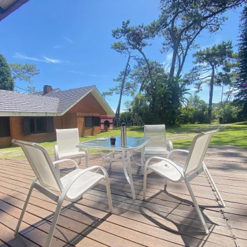 VENTA: CASA 4 DORMITORIOS GRAN TERRENO EXCELENTE UBICACION PLAYA MANSA PUNTA DEL ESTE
