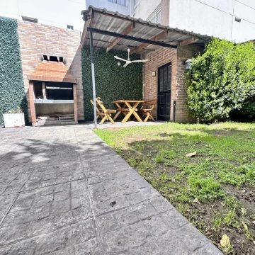 VENTA CASA EN PH AL FRENTE 4 DORMITORIOS - GARAGE Y PARQUE - LANUSITA