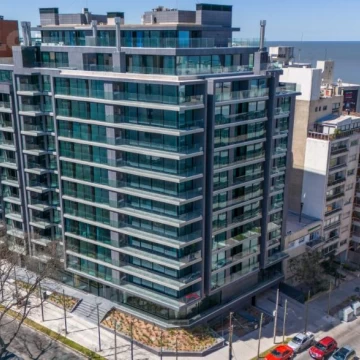 Apartamento 3 dormitorios con cochera frente al Parque Villa Biarritz