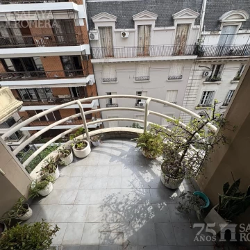 Departamento de 3 ambientes con dependencia en venta en Recoleta