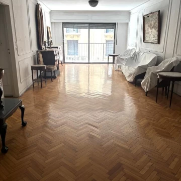 Elegante departamento frente al Socorro y metros de Cancillería.