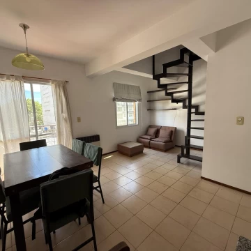 Duplex con Balcon al frente a pocos metros de Pellegrini 