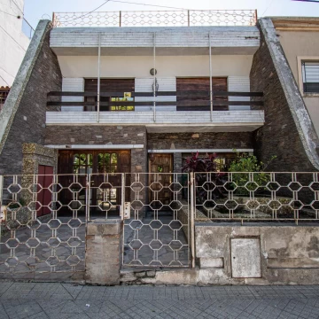 Casa en dos plantas sobre Bv. Oroño – Ubicación privilegiada