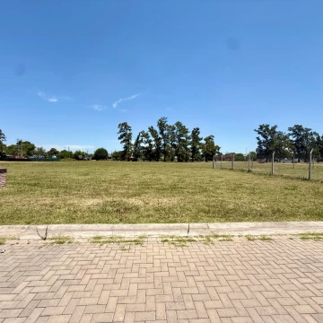 Terreno en venta en Cortines Lujan esquina sobre Mosconi